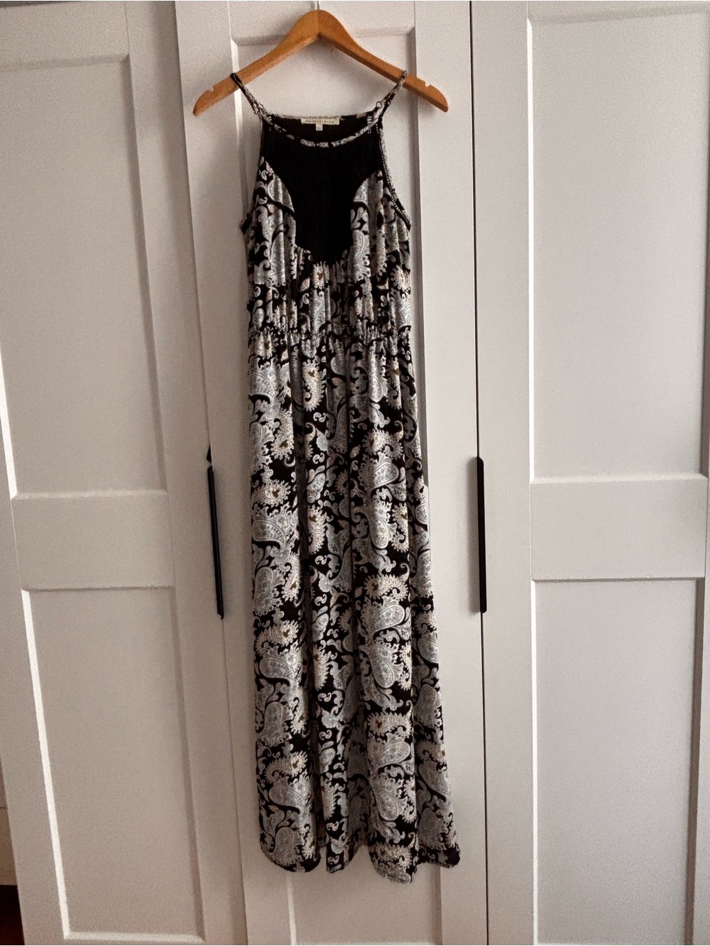 Sleeveless Black and White Paisley Printed Maxi Dress with Contrast Yoke